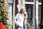 Amsterdam 11 augustus 2007
Matthijs v Nieuwkerk met zijn vrouw Karin v Nieuwkerk en dochter Jet v Nieuwkerk voor zijn huis in het zonnetje met zijn krantje.