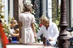 Amsterdam 11 augustus 2007
Matthijs v Nieuwkerk met zijn vrouw Karin v Nieuwkerk en dochter Jet v Nieuwkerk voor zijn huis in het zonnetje met zijn krantje.