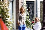 Amsterdam 11 augustus 2007
Matthijs v Nieuwkerk met zijn vrouw Karin v Nieuwkerk en dochter Jet v Nieuwkerk voor zijn huis in het zonnetje met zijn krantje.