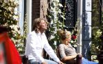 Amsterdam 11 augustus 2007
Matthijs v Nieuwkerk met zijn vrouw Karin v Nieuwkerk en dochter Jet v Nieuwkerk voor zijn huis in het zonnetje met zijn krantje.