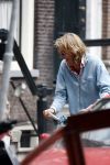 Amsterdam 11 augustus 2007
Matthijs v Nieuwkerk met zijn vrouw Karin v Nieuwkerk en dochter Jet v Nieuwkerk voor zijn huis in het zonnetje met zijn krantje.