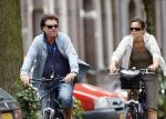 Amsterdam 10 augustus 2007
Menno Buch met zijn vrouw op de fiets in Amsterdam.