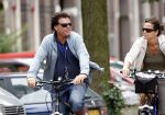 Amsterdam 10 augustus 2007
Menno Buch met zijn vrouw op de fiets in Amsterdam.