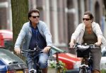 Amsterdam 10 augustus 2007
Menno Buch met zijn vrouw op de fiets in Amsterdam.