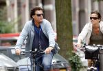 Amsterdam 10 augustus 2007
Menno Buch met zijn vrouw op de fiets in Amsterdam.