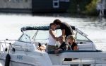 Vreeland 29 augustus 2007
Milika Peterzon met haar vriend Jurgen Smit aan het varen met de boot op de Vecht.