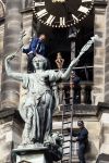 Amsterdam 24 augustus 2007
Een man is op het koninklijk paleis op de dam geklommen en wordt er door de politie afgehaald.