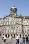 Amsterdam 24 augustus 2007
Een man is op het koninklijk paleis op de dam geklommen en wordt er door de politie afgehaald.