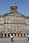 Amsterdam 24 augustus 2007
Een man is op het koninklijk paleis op de dam geklommen en wordt er door de politie afgehaald.