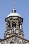 Amsterdam 24 augustus 2007
Een man is op het koninklijk paleis op de dam geklommen en wordt er door de politie afgehaald.