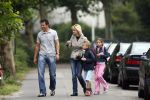 Muiderberg 20 augustus 2007
Richard Krajicek en Daphne Deckers brengen hun kinderen alec en Emma naar school. Vandaag begon het nieuwe schooljaar.