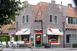 Laren 8 september 2007
Sander Vahle met zijn kinderen  Julian en Noah aan het winkelen en bij zijn tijdelijke huis.