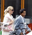 Amsterdam 19 augustus 2007
Wibi Soerjadi met zijn nieuwe vriendin op de pc hooftstraat. Op het moment dat hij de fotograaf ziet rent hij tot 2x toe hard weg.