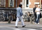 Amsterdam 19 augustus 2007
Wibi Soerjadi met zijn nieuwe vriendin op de pc hooftstraat. Op het moment dat hij de fotograaf ziet rent hij tot 2x toe hard weg.