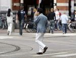 Amsterdam 19 augustus 2007
Wibi Soerjadi met zijn nieuwe vriendin op de pc hooftstraat. Op het moment dat hij de fotograaf ziet rent hij tot 2x toe hard weg.