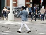 Amsterdam 19 augustus 2007
Wibi Soerjadi met zijn nieuwe vriendin op de pc hooftstraat. Op het moment dat hij de fotograaf ziet rent hij tot 2x toe hard weg.