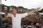 New York 12 september 2009
Armin van Buuren draait op Governor's island voor Prins Willem Alexander en prinses Maxima.
Peter Smulders bv