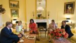 WASHINGTON - Prins Willem-Alexander (L) en prinses Maxima (2e van links) waren vrijdag te gast in het Witte Huis. Vanuit New York vlogen ze naar Washington voor een ontmoeting met First Lady Michelle Obama (3e van links). Later kwam ook de Amerikaanse president Barack Obama (R) langs voor een praatje met de Oranjes. Links van Barack Obama zit Chief of Staff Susan Sher.
