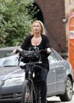 Amsterdam 21 augustus 2009
Bridget Maasland op de fiets.
Peter Smulders bv