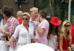 Amsterdam 1 augustus 2009
Caroline Tensen met vriend Peter Gallas en Jamai en Quinty Trustfull op boot tijdens Gay pride.
Peter Smulders bv