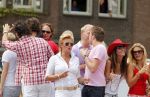 Amsterdam 1 augustus 2009
Caroline Tensen met vriend Peter Gallas en Jamai en Quinty Trustfull op boot tijdens Gay pride.
Peter Smulders bv