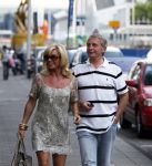 Amsterdam 14 augustus 2009
hans en Connie Breukhoven komen in een bentley cabrio aanrijden bij restaurant Oceania om daar samen te gaan eten nadat ze gescheiden zijn.
Peter Smulders bv