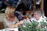 Amsterdam 14 augustus 2009
hans en Connie Breukhoven komen in een bentley cabrio aanrijden bij restaurant Oceania om daar samen te gaan eten nadat ze gescheiden zijn.
Peter Smulders bv