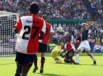 Rotterdam, 20 September 2009
Kompetitiewedstrijd Feyenoord-PSV, eindstand 1-3 Seizoen 2009/2010
Danny Koevermans probeert doelman Rob v Dijk te verschalken Andre Bahia is te laat