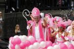 Amsterdam 1 augustus 2009
Gay pride op de amsterdamse grachten. Gordon als roze sinterklaas
Peter Smulders bv