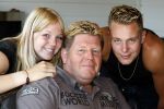 Westerland 22 augustus 2009
Hans Oldersma en zijn kinderen Maikel en Melissa. Hans was de man van dolly dot Ria Brieffies.
Peter Smulders bv