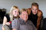 Westerland 22 augustus 2009
Hans Oldersma en zijn kinderen Maikel en Melissa. Hans was de man van dolly dot Ria Brieffies.
Peter Smulders bv