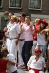 Amsterdam 1 augustus 2009
Caroline Tensen met vriend Peter Gallas en Jamai en Quinty Trustfull op boot tijdens Gay pride.
Peter Smulders bv