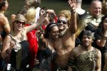 Amsterdam 1 augustus 2009
Gay pride op de amsterdamse grachten. Jasmine Sendar met vriend en Marlon Borgschot
Peter Smulders bv