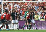 Rotterdam, 20 September 2009
Kompetitiewedstrijd Feyenoord-PSV, eindstand 1-3 Seizoen 2009/2010
Jon Dahl Tomasson wordt vastgehouden door Otman Bakkal