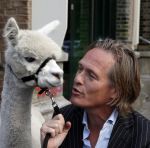 Amsterdam 3 september 2009
Jort Kelder met een soort van Lama op de cornelis schuytstraat.
Peter Smulders bv