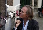 Amsterdam 3 september 2009
Jort Kelder met een soort van Lama op de cornelis schuytstraat.
Peter Smulders bv