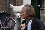 Amsterdam 3 september 2009
Jort Kelder met een soort van Lama op de cornelis schuytstraat.
Peter Smulders bv