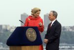 New York 8 september 2009
Prins Willem Alexander Prinses Maxima Michael Bloomberg (Burgemeester NY) en Hillary Clinton op vliegdekschip Intrepid. Welkomst ceremonieel van NYC 400.
Peter Smulders bv