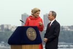 New York 8 september 2009
Prins Willem Alexander Prinses Maxima Michael Bloomberg (Burgemeester NY) en Hillary Clinton op vliegdekschip Intrepid. Welkomst ceremonieel van NYC 400.
Peter Smulders bv