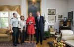 NEW YORK - Prins Willem Alexander (R) poseert dinsdag in West Point, met luitenant-generaal Buster Hagenbeck (L) en zijn vrouw, en prinses Maxima, in het kader van het begin van de NY400-week. West Point, gelegen op een heuvel aan de Hudson-rivier en in 1778 gebouwd als fort, is een van de meest prestigieuze militaire academies van de VS, waar beroemde militaire leiders als Eisenhower, McArthurt, Patton en generaal Schwarzkopf zijn opgeleid. ANP ROYAL IMAGES LEX VAN LIESHOUT/ edwin smulders pool