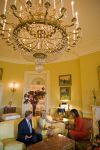 WASHINGTON - Prins Willem-Alexander en prinses Maxima waren vrijdag te gast in het Witte Huis. Vanuit New York vlogen ze naar Washington voor een ontmoeting met First Lady Michelle Obama. Later kwam ook de Amerikaanse president Barack Obama langs voor een praatje met de Oranjes. ANP LEX VAN LIESHOUT/ pool edwin smulders