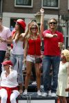 Amsterdam 1 augustus 2009
Gay pride op de amsterdamse grachten. Nicolette v Dam met vriend Bas Smit
Peter Smulders bv