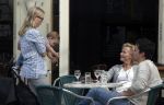Amsterdam 19 september 2009
Renee Soutendijk met dochter Caro Lensen en kleinkind en schoonzoon op terras.
Peter Smulders bv