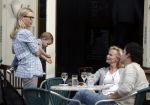 Amsterdam 19 september 2009
Renee Soutendijk met dochter Caro Lensen en kleinkind en schoonzoon op terras.
Peter Smulders bv