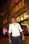 New York 10 september 2009
Rodrigo Otazu heeft een corner in het sjieke warenhuis Henri Bendel op 5th avenue met zijn sieraden.
Peter Smulders bv