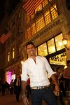 New York 10 september 2009
Rodrigo Otazu heeft een corner in het sjieke warenhuis Henri Bendel op 5th avenue met zijn sieraden.
Peter Smulders bv