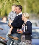 de Goorn 17 augustus 2009
Sonja Bakker en haar ex man Koen brengen de kinderen samen naar school.
Peter Smulders bv