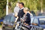 de Goorn 17 augustus 2009
Sonja Bakker en haar ex man Koen brengen de kinderen samen naar school.
Peter Smulders bv