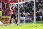 Rotterdam, 20 September 2009
Kompetitiewedstrijd Feyenoord-PSV, eindstand 1-3 Seizoen 2009/2010
Stanislav Manolev heeft een probleem Jon Dahl Tomasson nadat Feyenoord 1-2 heeft gemaakt