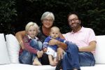 Aerdenhout 3 augustus 2010
Arie Ribbens met zijn vrouw en kleinkinderen thuis bij zijn dochter.
Peter Smulders bv